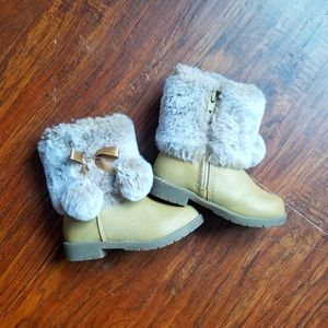 Toddler fuzzy boots size6